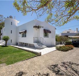 4 bedroom villa with pool close to beach on Akrotiri peninsula, sleeps 8